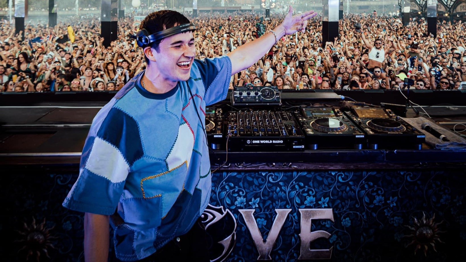 DJ set in front of the crowd